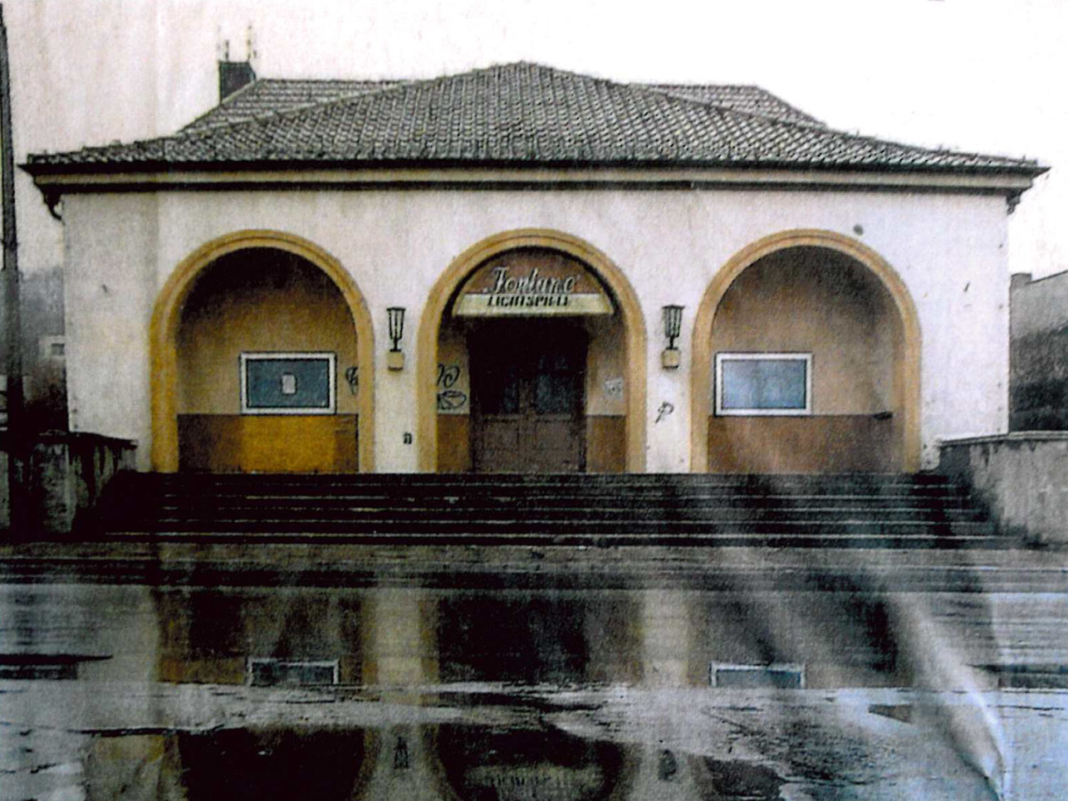 Fontane-Lichtspiele 2003 - Ansicht Front, Treppe, Arkade & Eingang