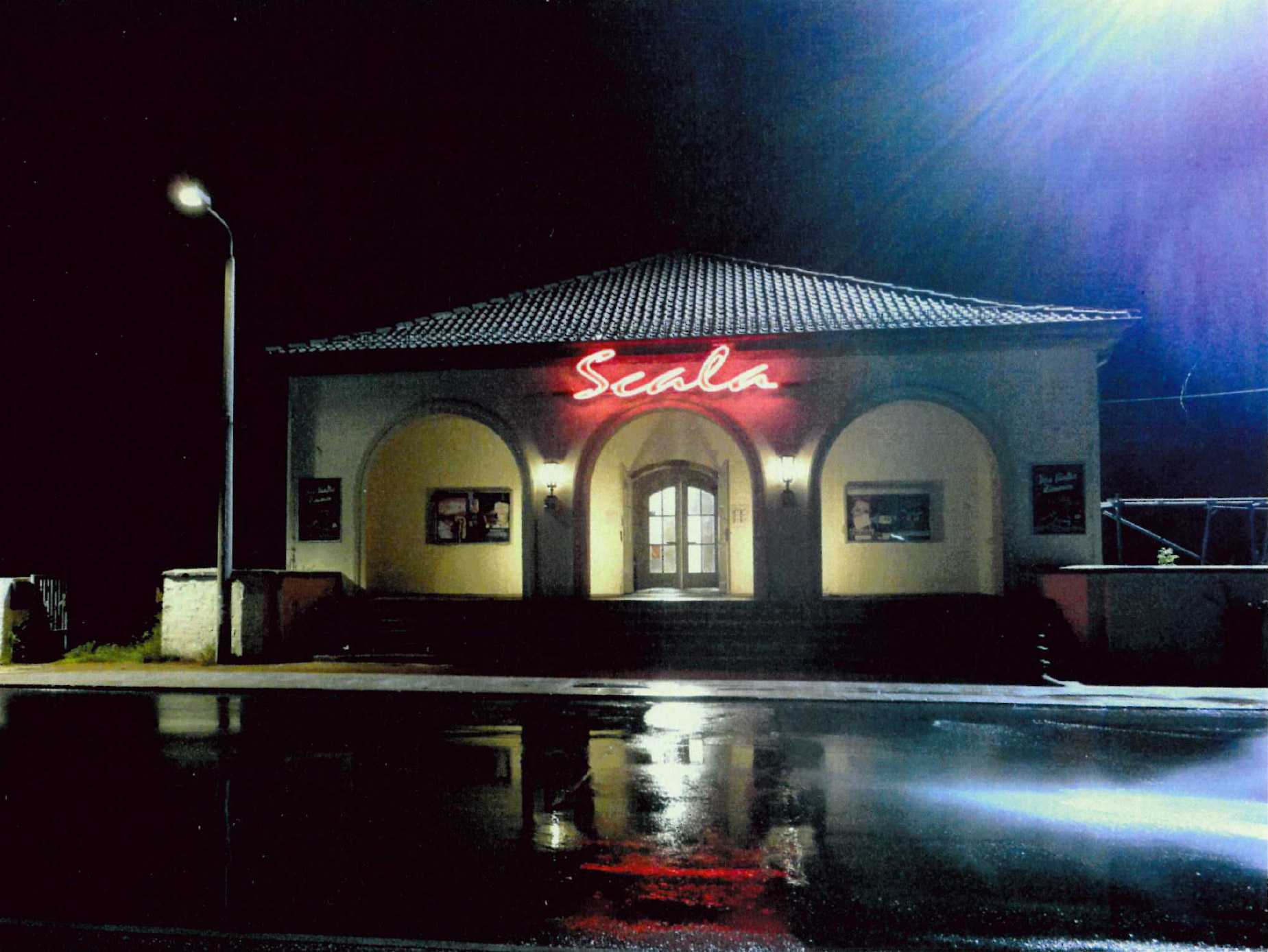 Scala Kulturpalast 2003 - Ansicht Front am Abend mit erleuchtetem Schriftzug