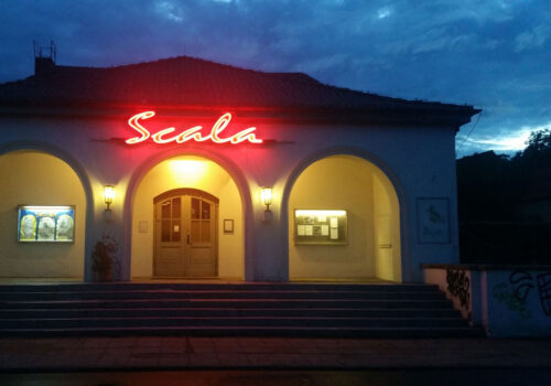 Scala-Außenansicht am Abend