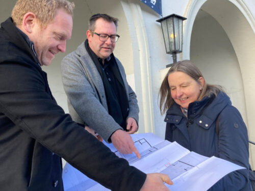 Architekt Elmar Schlenke hält einen Bauplan in den Händen
