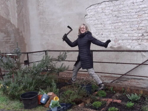Anissa bei der Gartenarbeit