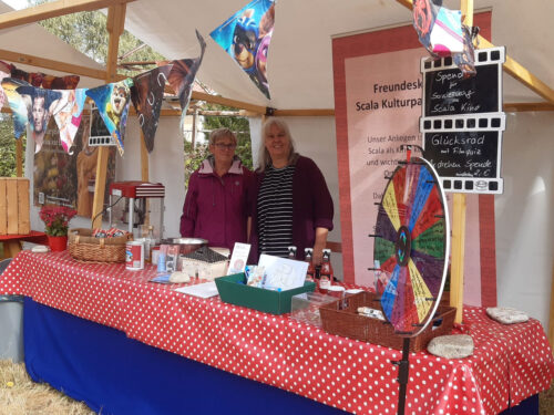 Noch einmal Ingrid und Inge hinterm Infostand