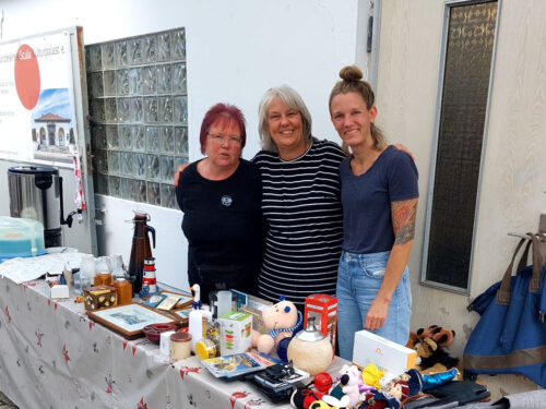 Britta, Inge und Kristine hinterm Flohmarktstand