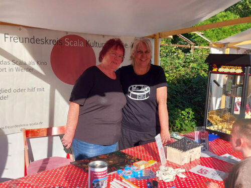 Britta und Inge hinterm Stand