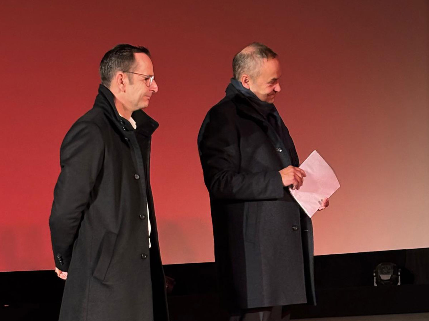 Landrat Marko Köhler und Herr Schulz hören zu