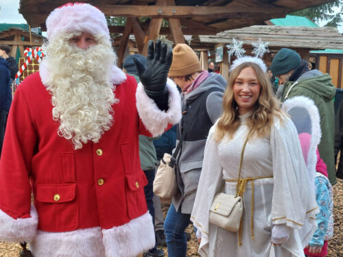 Weihnachtsmann und Christkind auf dem Tannenhof