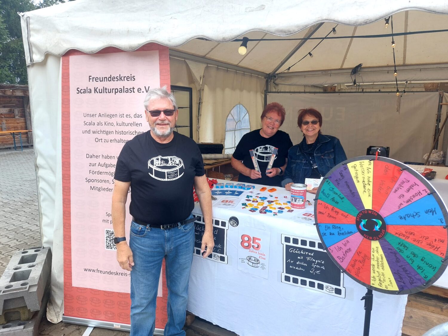 Richi, Britta und Manu am Infostand