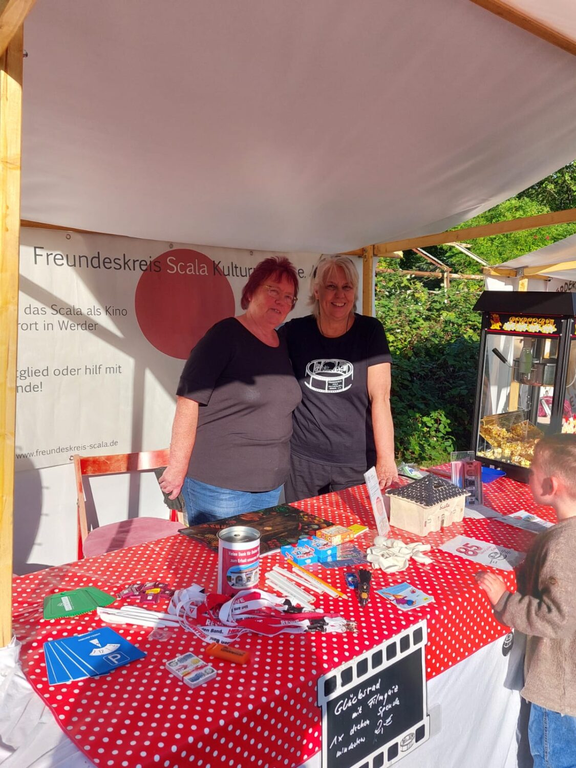 Britta und Inge hinterm Stand
