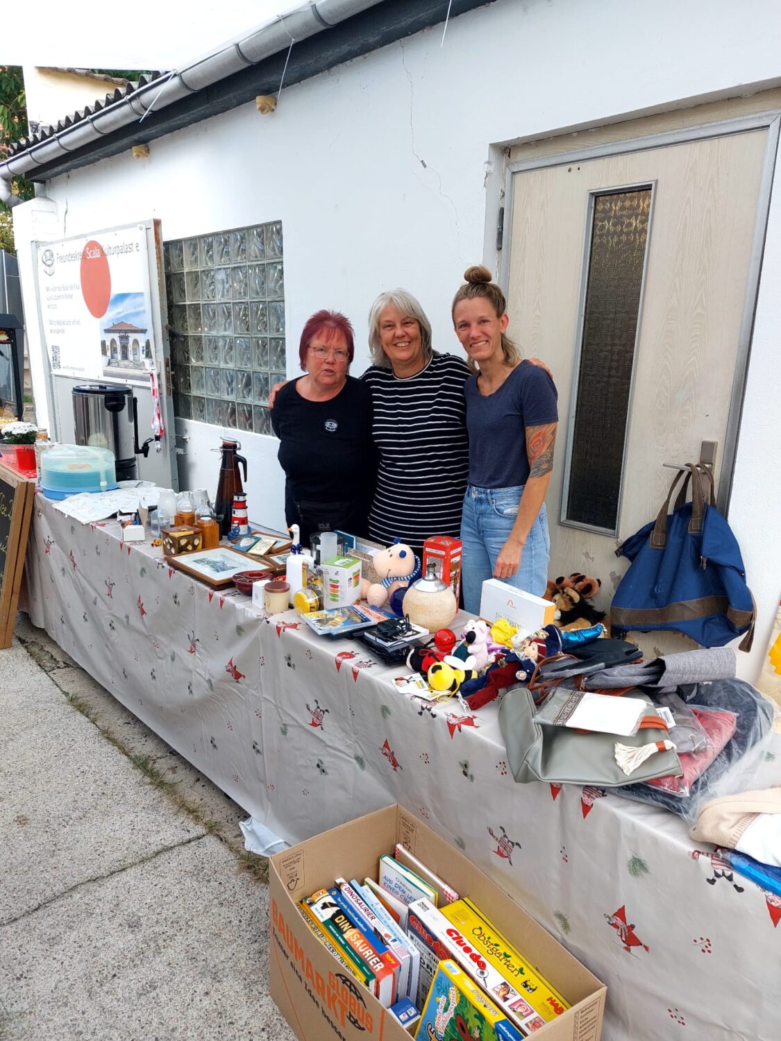 Britta, Inge und Kristine hinterm Flohmarktstand