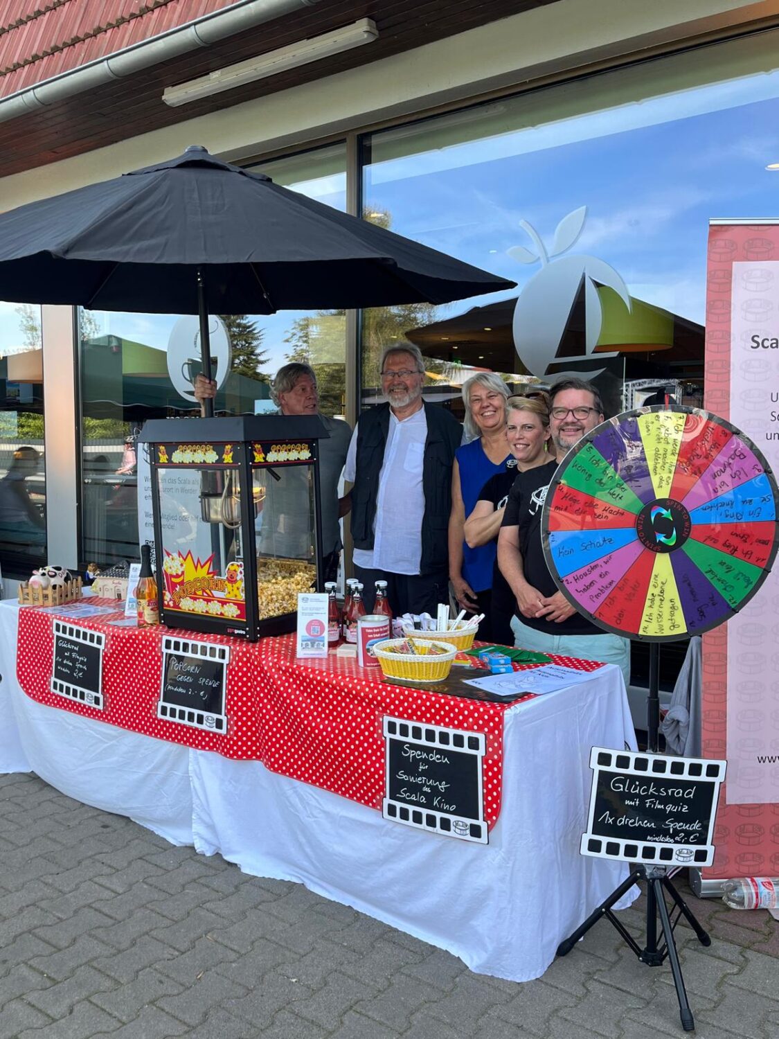 Jürgen, Dieter, Inge, Steffi und Thomas hinterm Stand