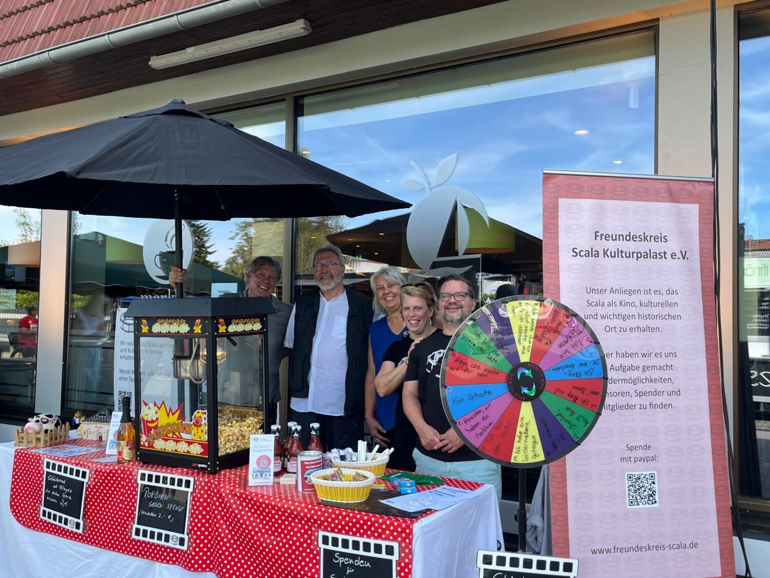 Jürgen, Dieter, Inge, Steffi und Thomas mit Popcorn-Maschine und Glücksrad