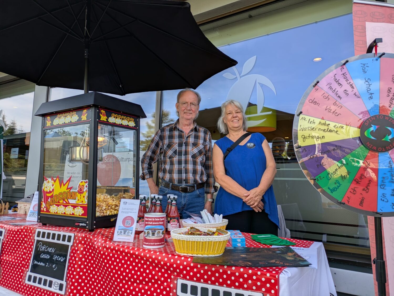 Lutz und Inge hinterm Stand