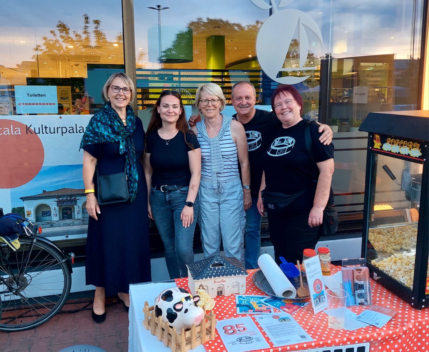 Katrin Schneider, Yvonne, Evelyn, Jens und Britta vor Edeka