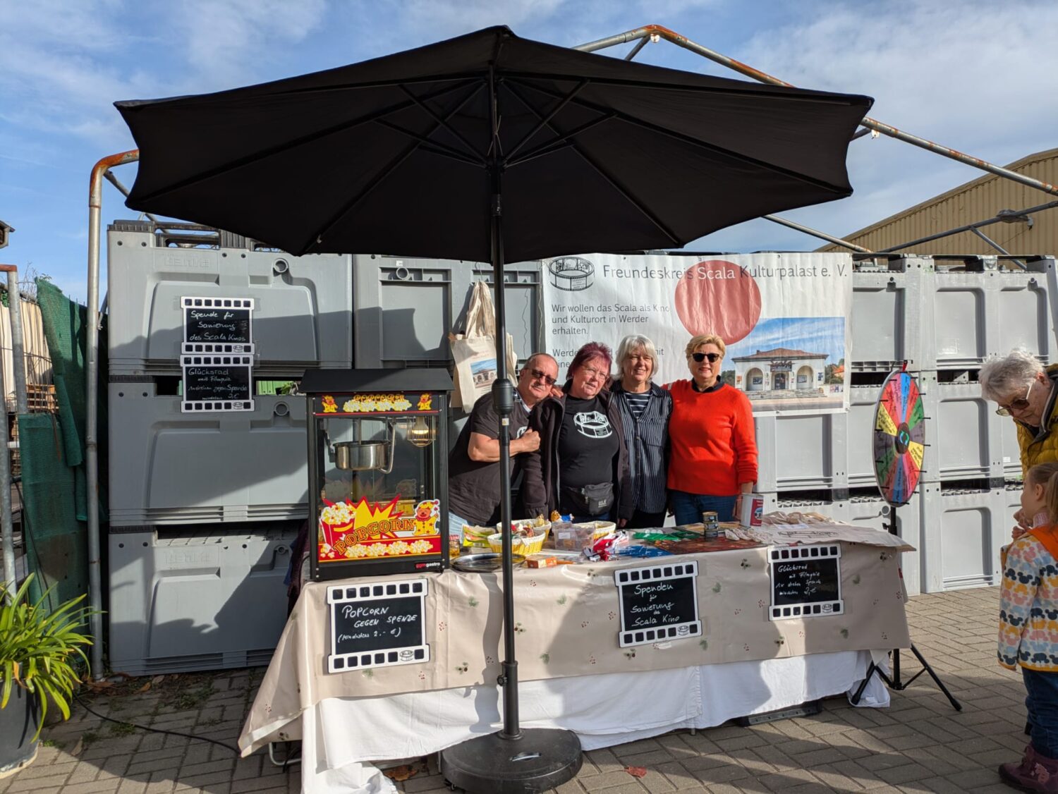 Jens, Britta, Inge und Claudia hinterm Infostand