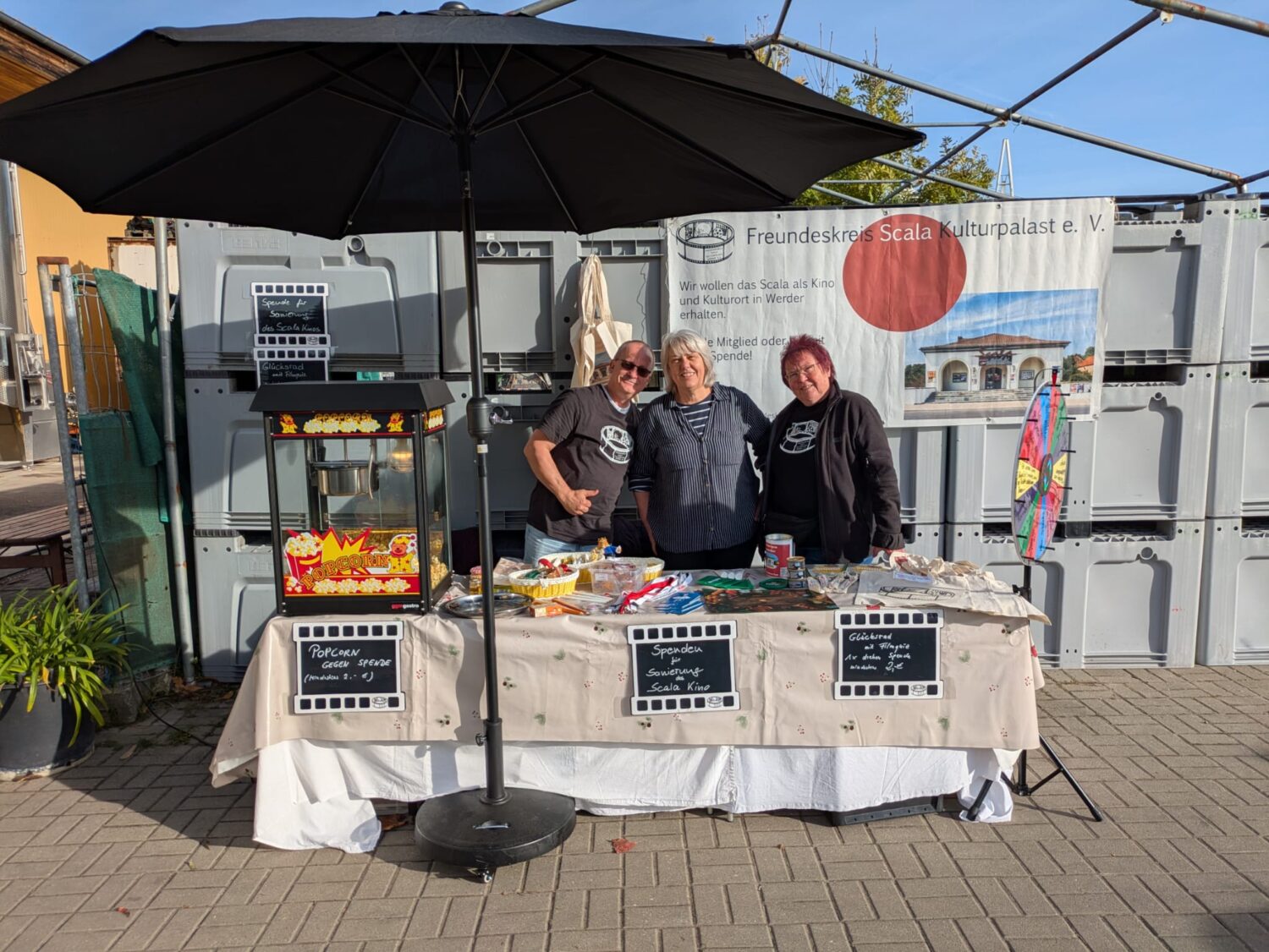 Jens, Britta und Inge hinterm Infostand