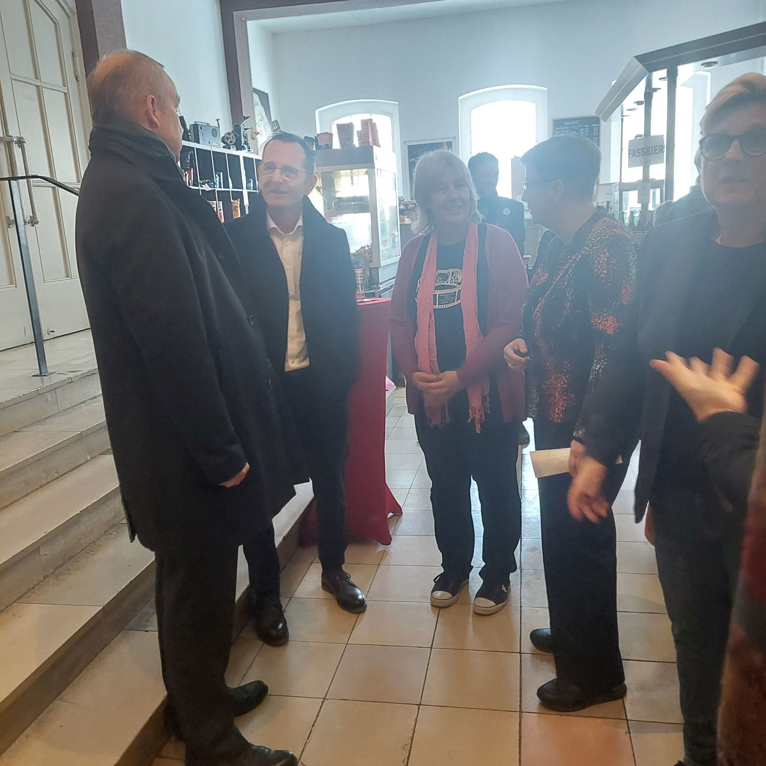 Herr Schulz, Landrat Herr Köhler, Inge, Haike und Claudia im Foyer
