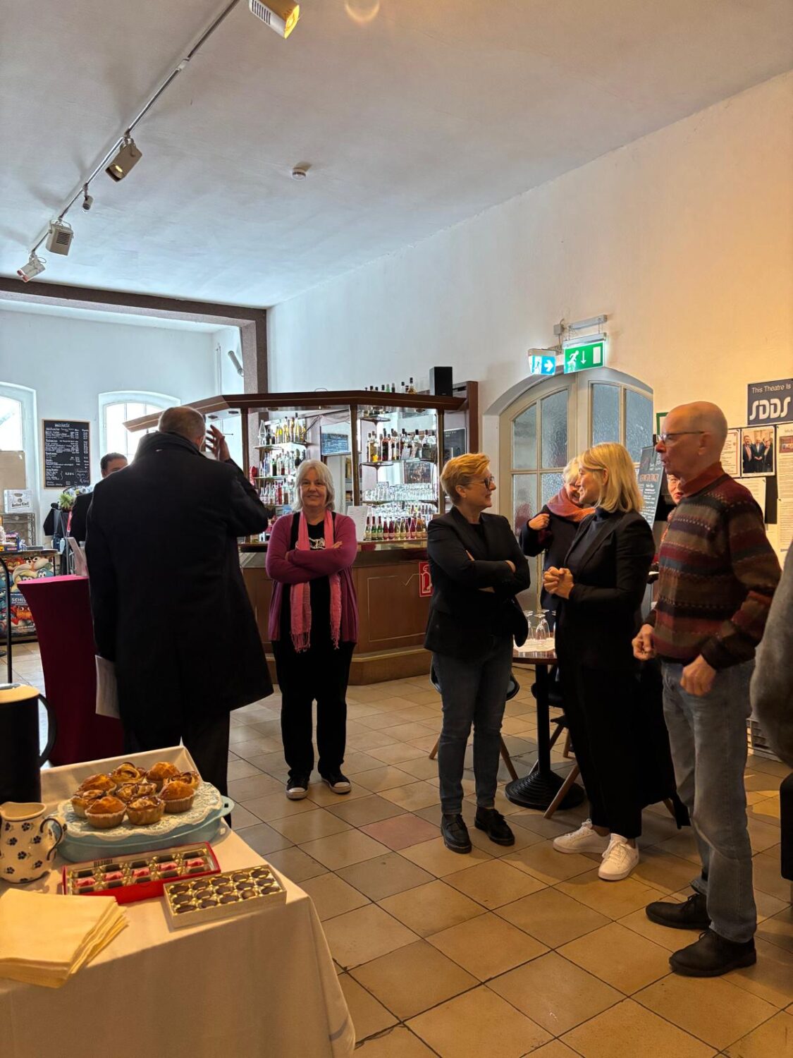 Herr Schulz, Inge, Claudia, Frau Zachold und Rolf im Foyer