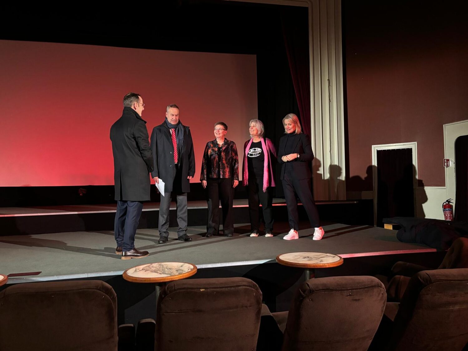 Landrat Marko Köhler, Herr Schulz, Haike, Inge und Frau Zachold auf der Bühne
