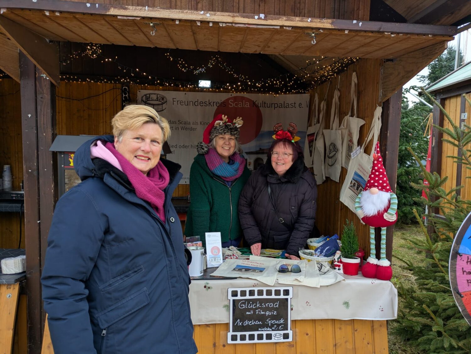 Claudia, Inge und Britta am Stand