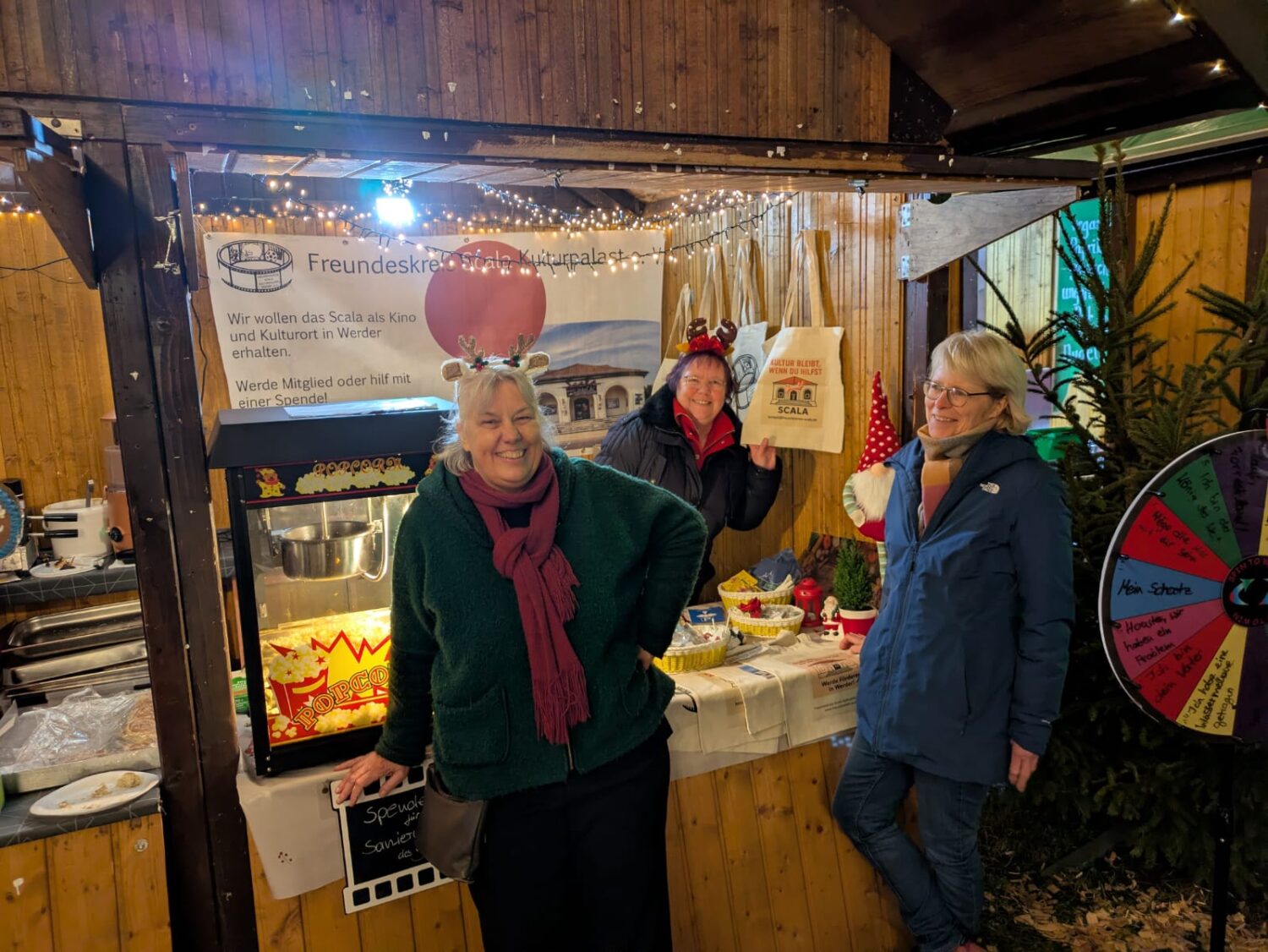 Inge, Britta und Evelyn abends am Stand