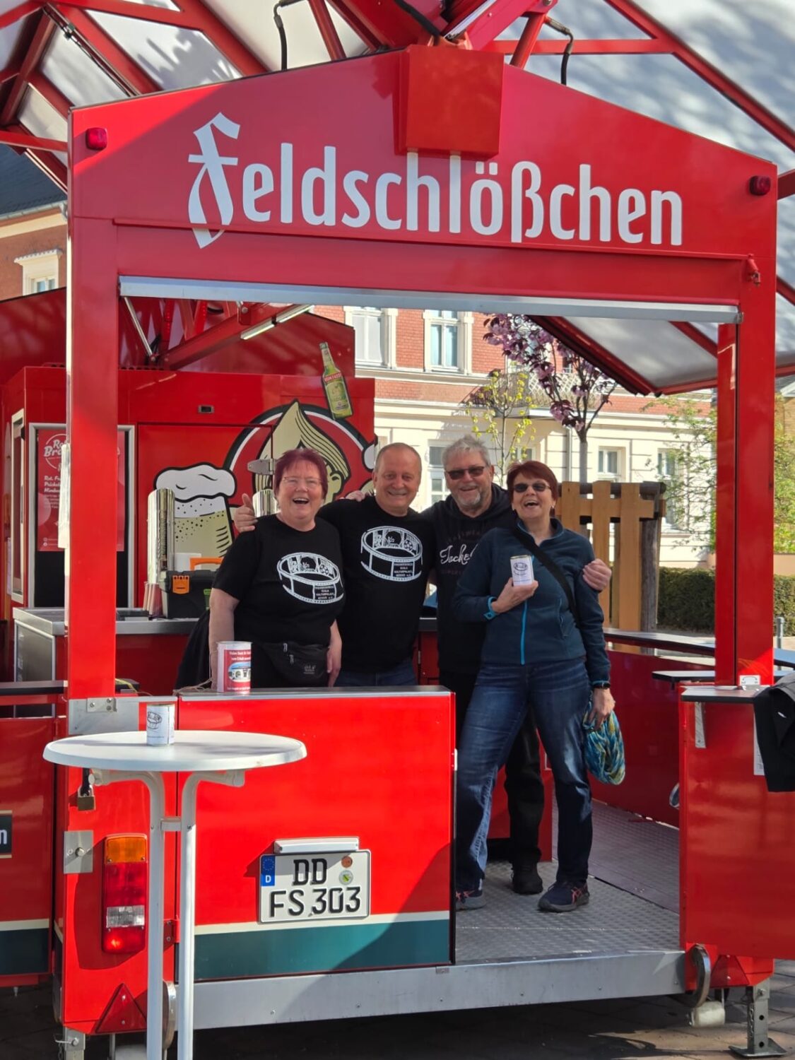 Britta, Jens, Richi und Manu im aufgebauten Getränkewagen
