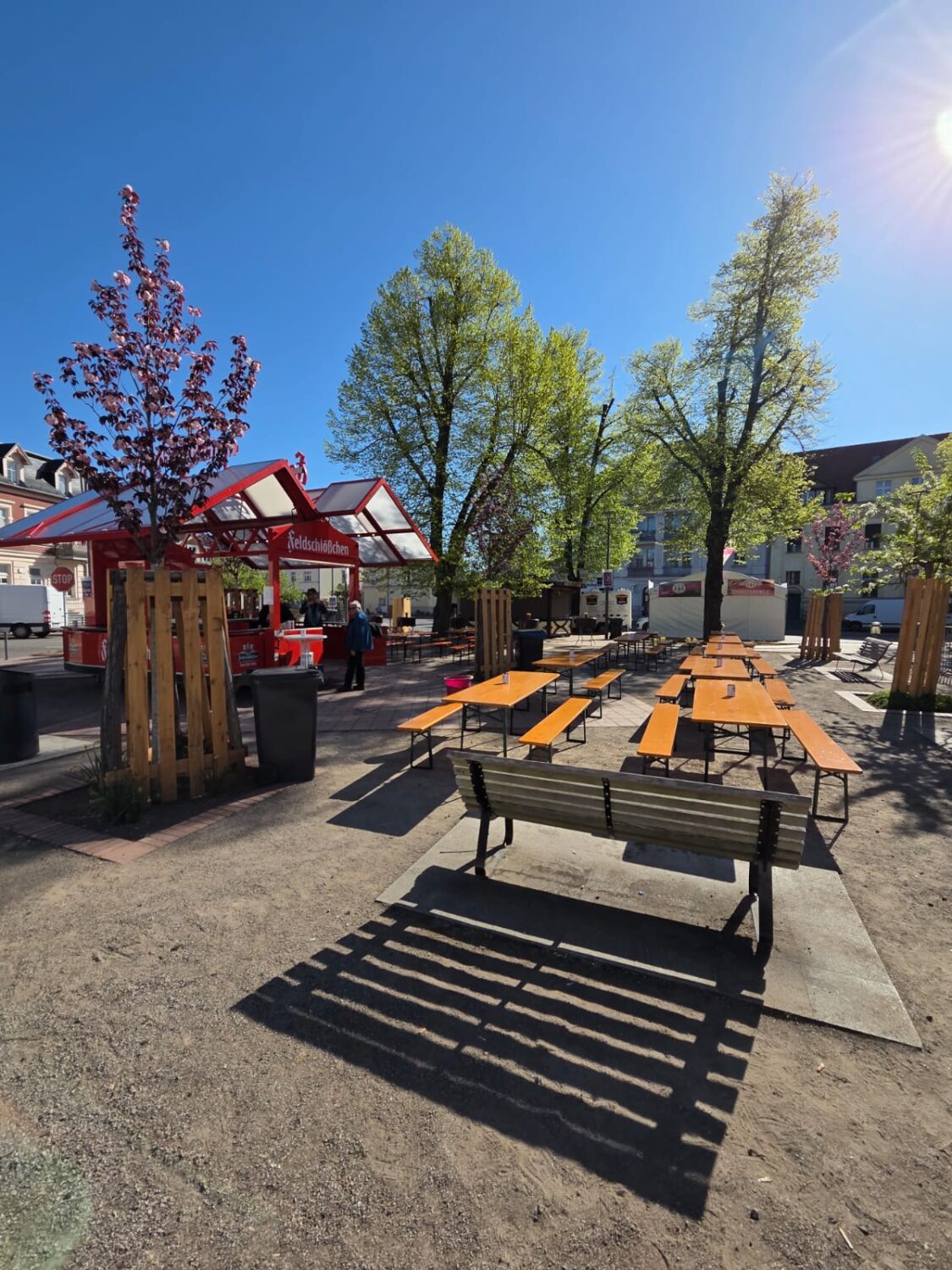 Biertische und -bänke mit Verkaufsbuden auf dem Plantagenplatz