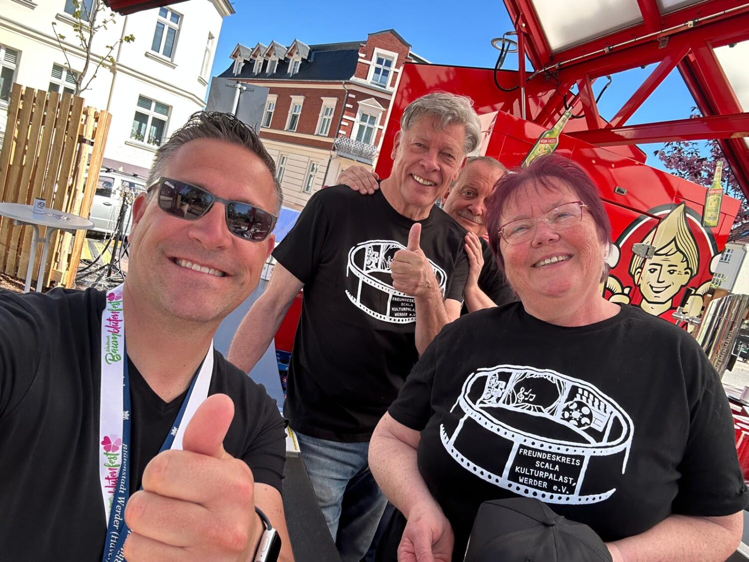 Stefan Marten, Jürgen, Jens und Britta am Getränkewagen