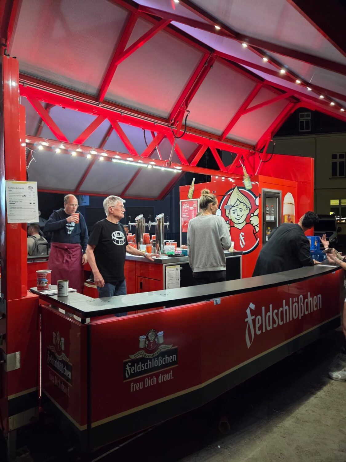 Matze, Jürgen, Kristine und Susi abends im Getränkewagen