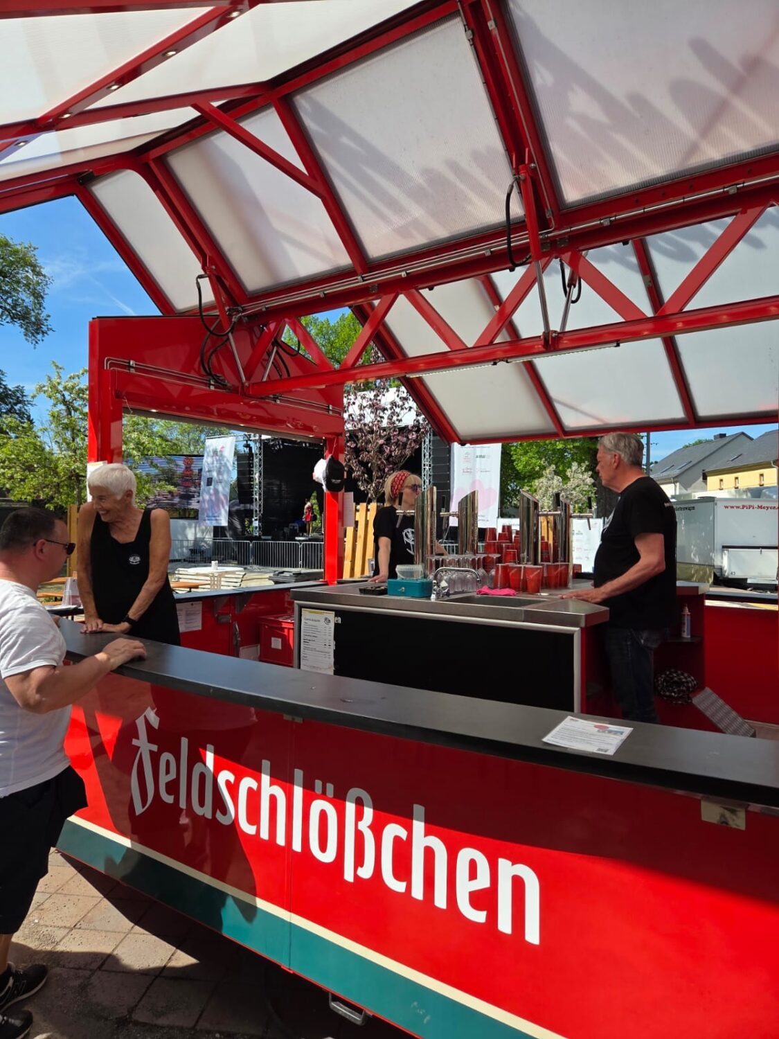 Editha, Gudrun und Jürgen im Getränkewagen