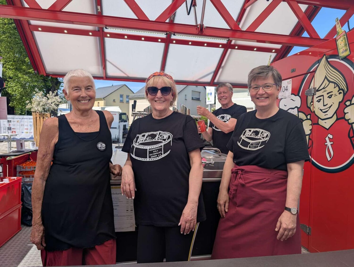 Editha, Gudrun, Jürgen und Haike im Getränkewagen