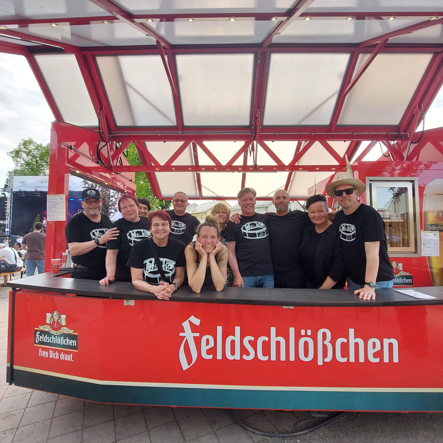 Gruppenbild im Getränkewagen