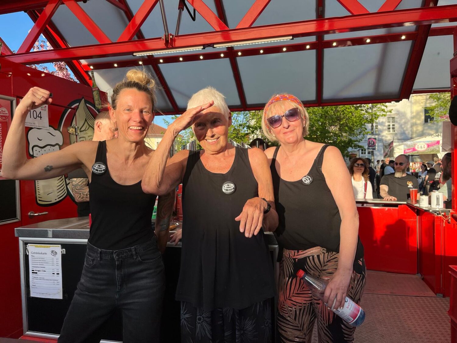 Kristine, Editha und Gudrun im Getränkewagen