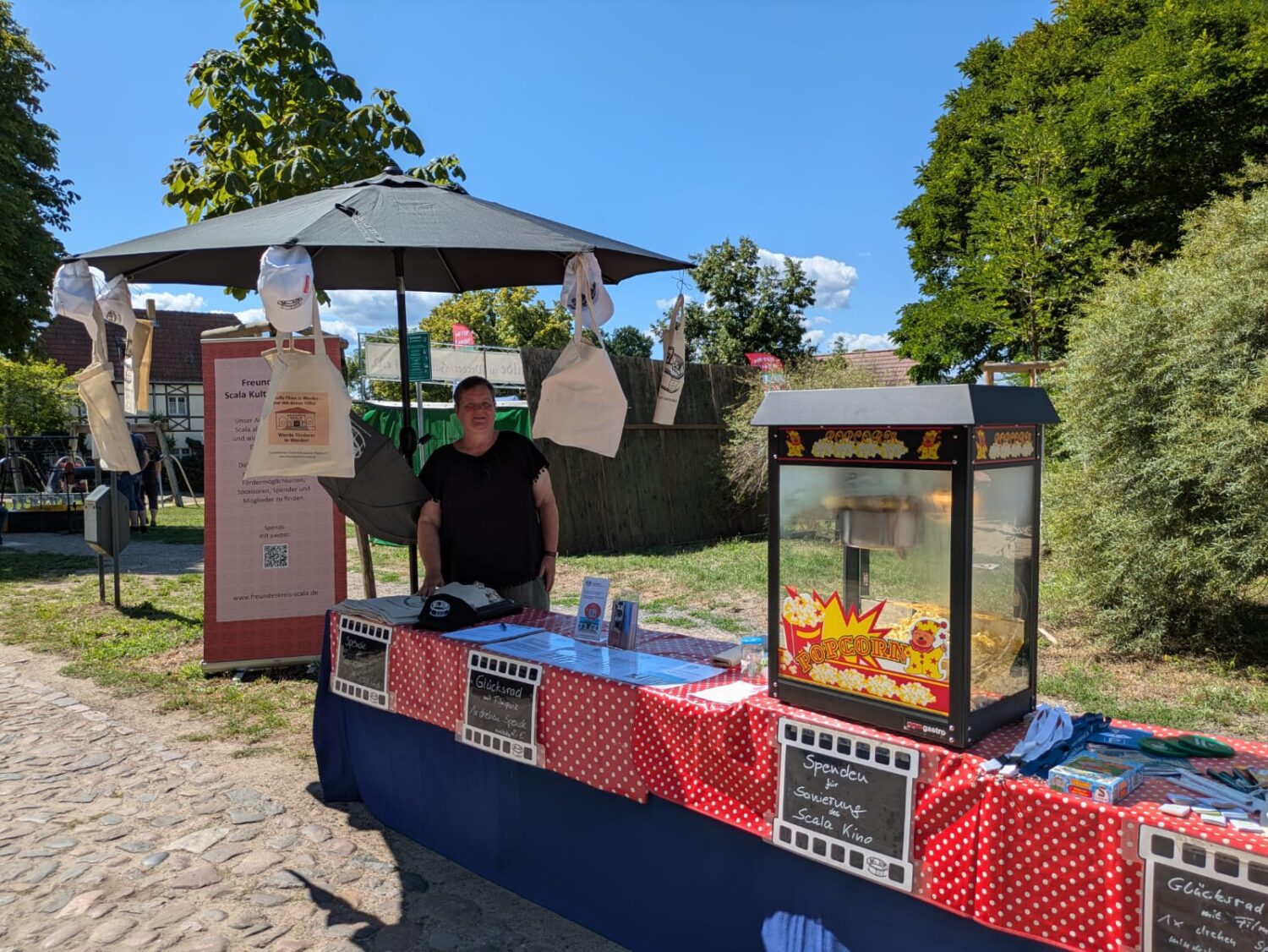 Annette nach dem Aufbau des Standes