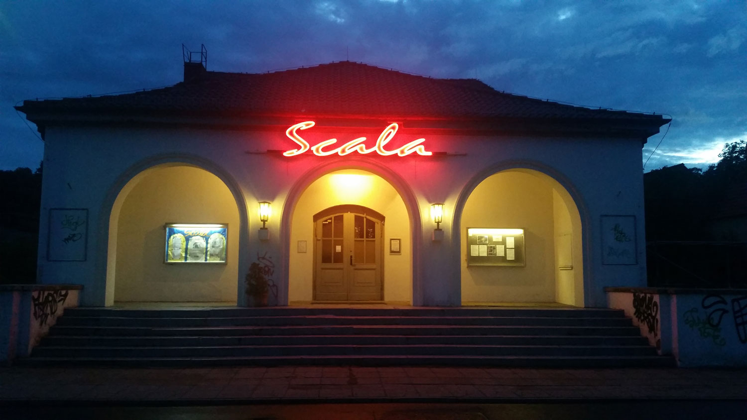 Scala Kulturpalast am Abend mit erleuchtetem Schriftzug »Scala«
