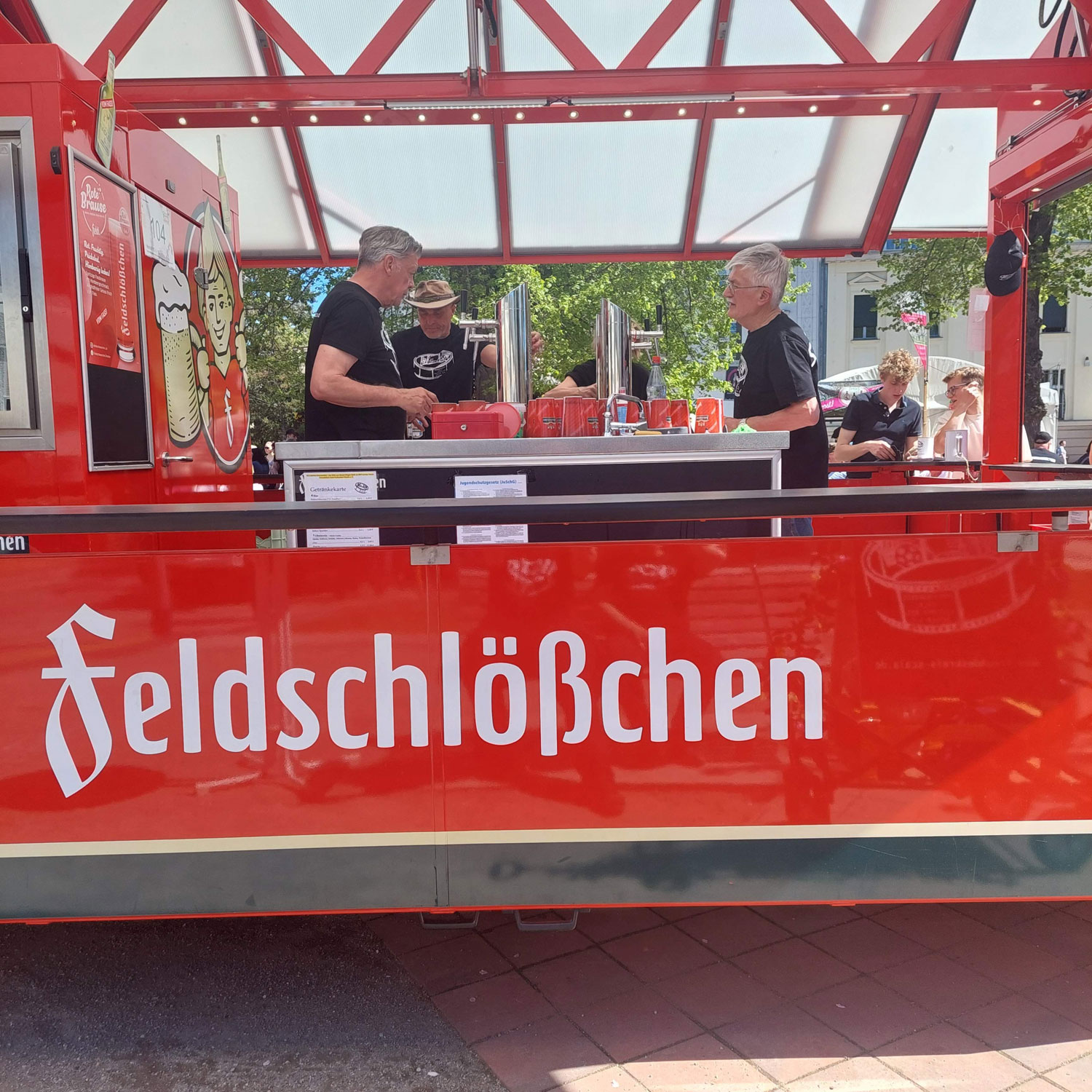 Jürgen B., Olaf und Jürgen T. im Getränkewagen