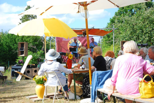 Sonnenschirme spenden dem Publikum Schatten