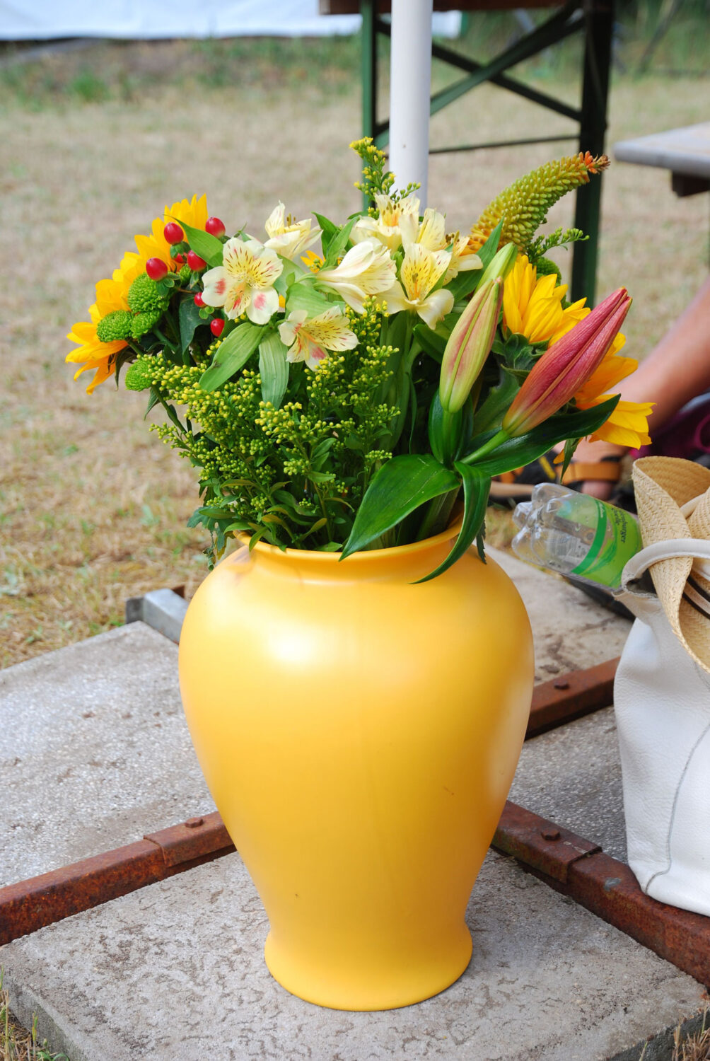 Sonnengelbe Vase mit Blumenstrauß
