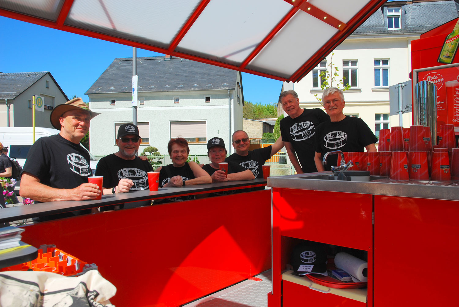 Olaf, Richi, Manu, Britta und Jens am Getränkewagen sowie Jürgen B. und Jürgen T. im Getränkewagen