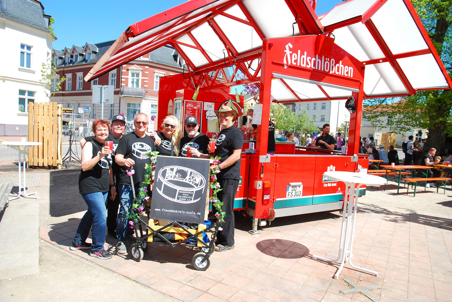 Manu, Britta, Jens, Sylvia, Richi und Olaf mit dem Bollerwagen am Getränkewagen