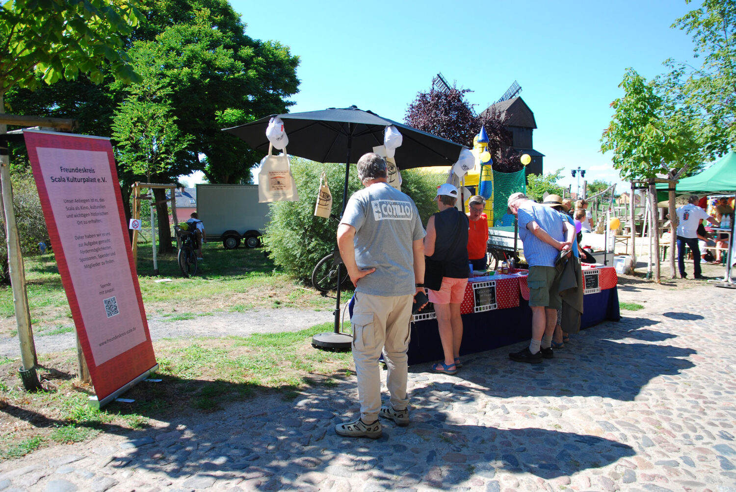 Interessenten bei Haike am Infostand