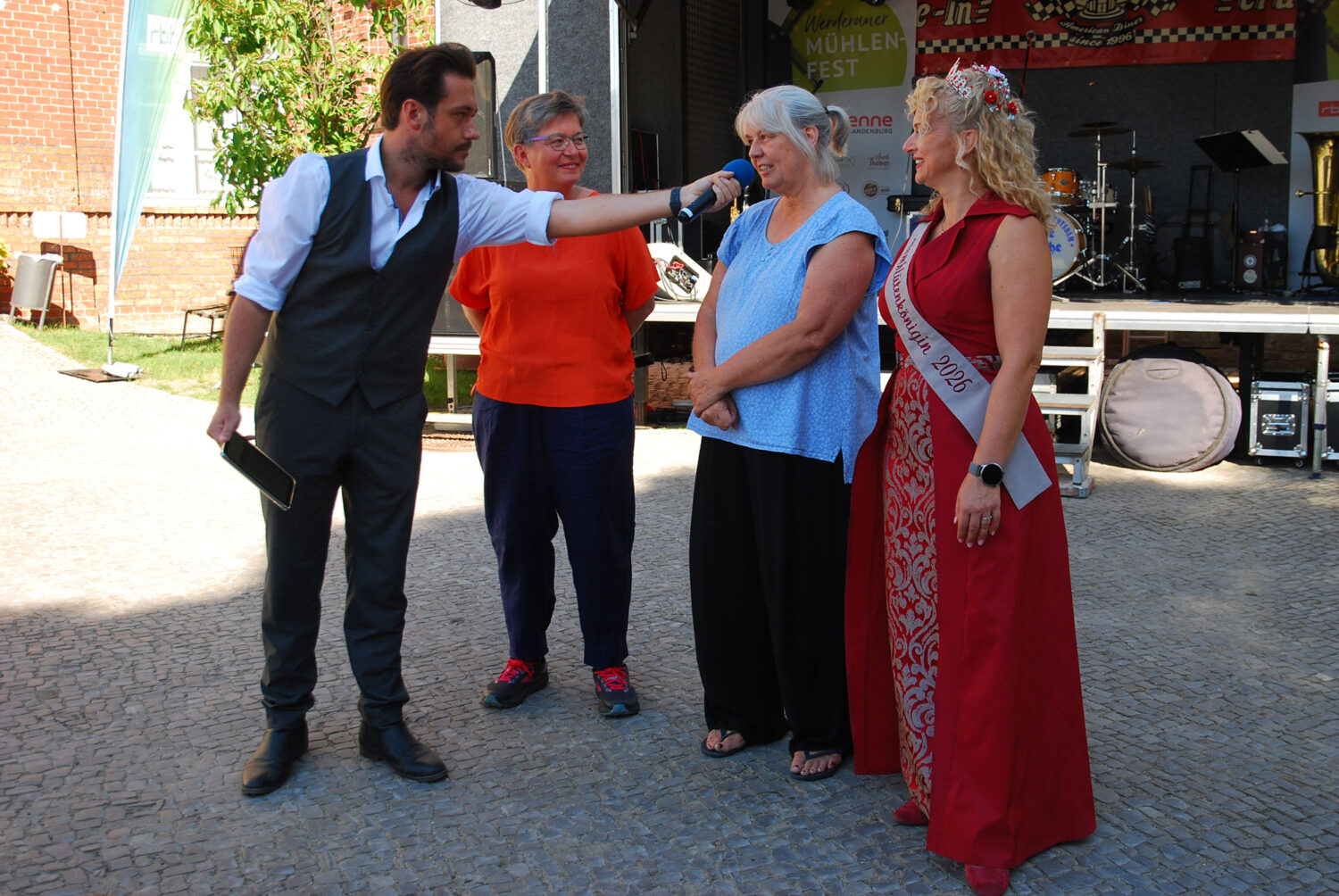 Moderator Christofer Hameister von Antenne Brandenburg, Haike, Inge und Baumblütenkönigin Sabine Ritschel