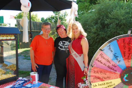 Haike, Britta und Baumblütenkönigin Sabine Ritschel
