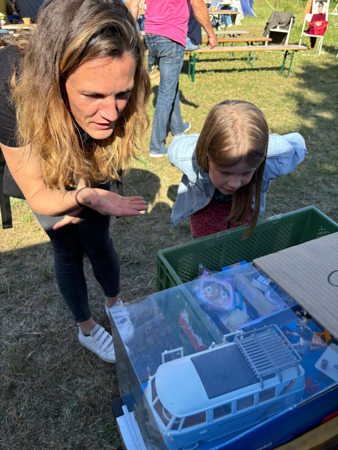 Kristine und Thea schauen sich Tombola-Gewinne an