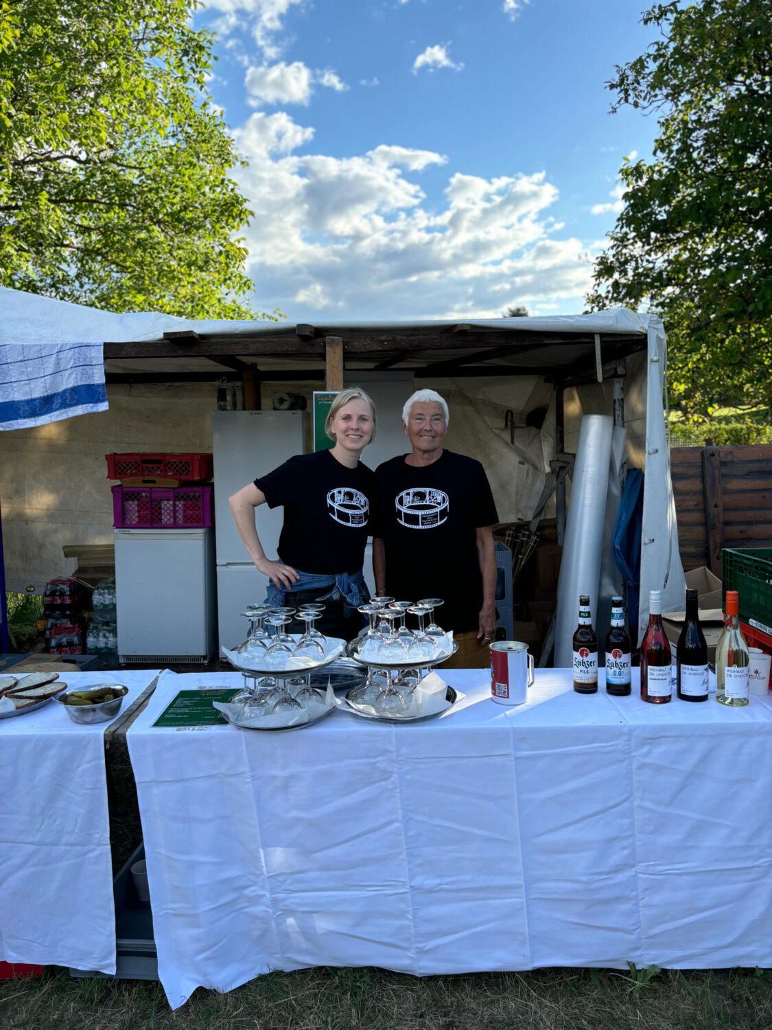 Nadine und Editha am Getränkestand