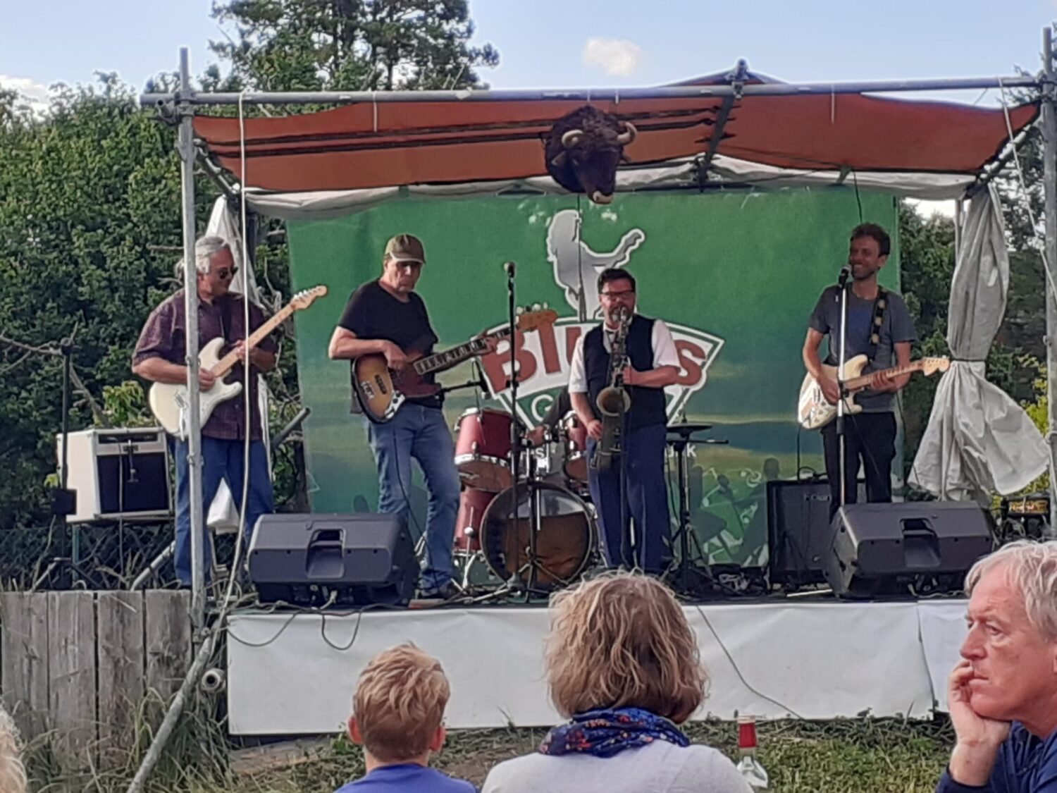 Thomas Walter Maria mit weiteren Musikern
