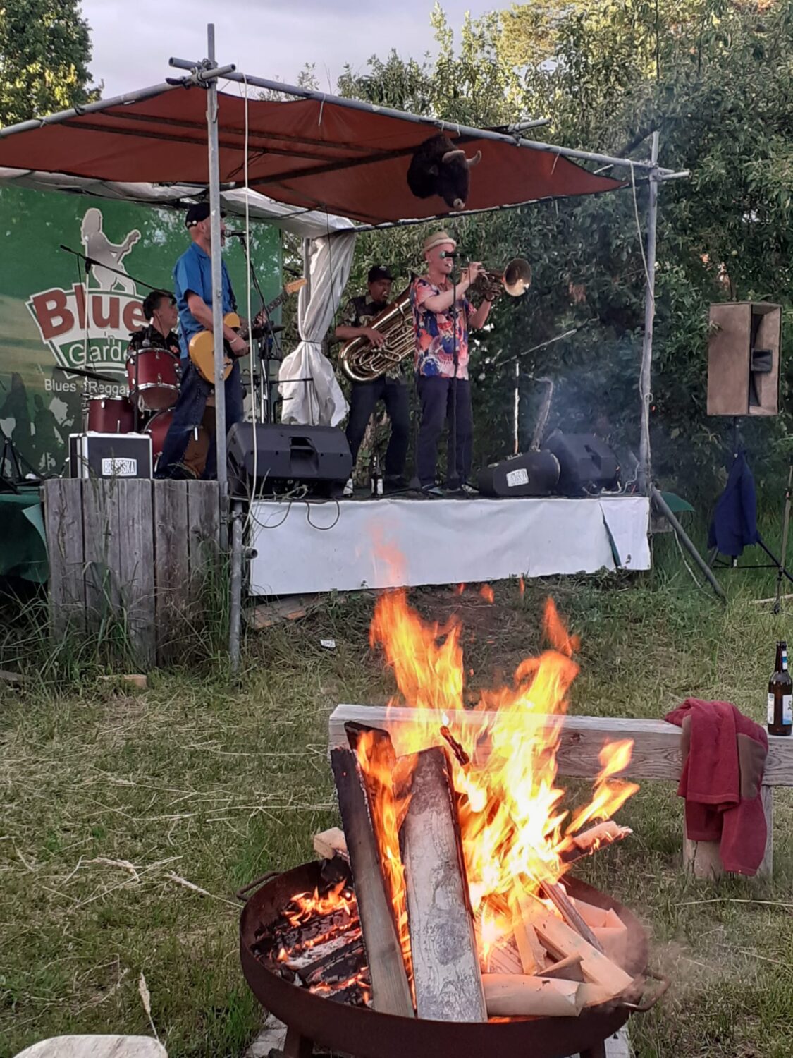 Feuerschale vor der Bühne