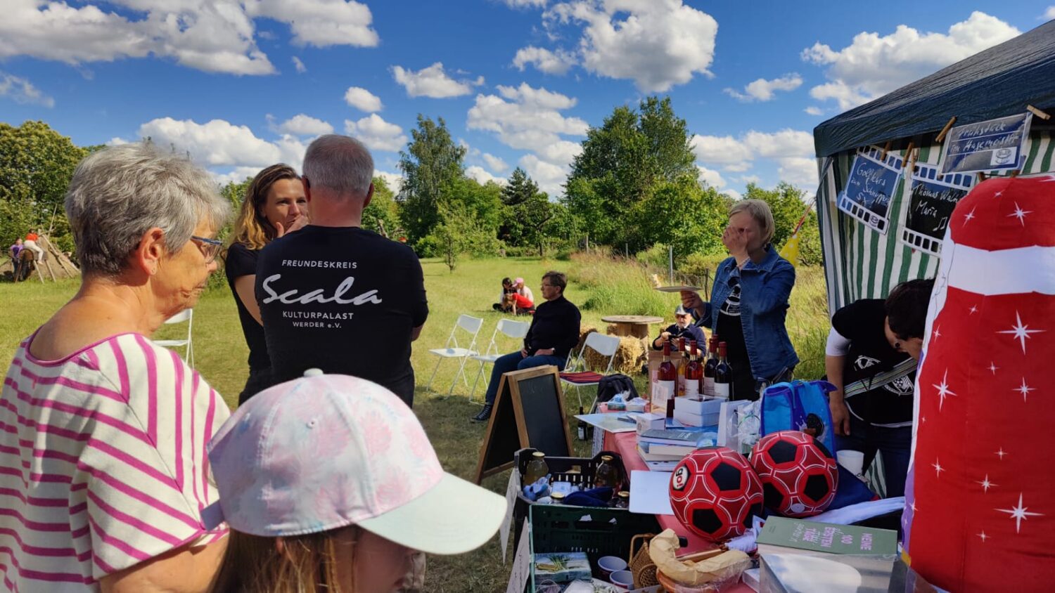 Blick über Tombola-Stand und Wiese