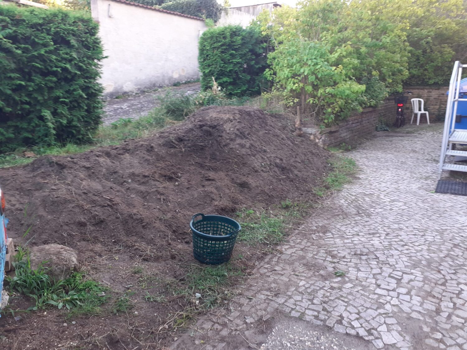 Erdhügel am Seiteneingang