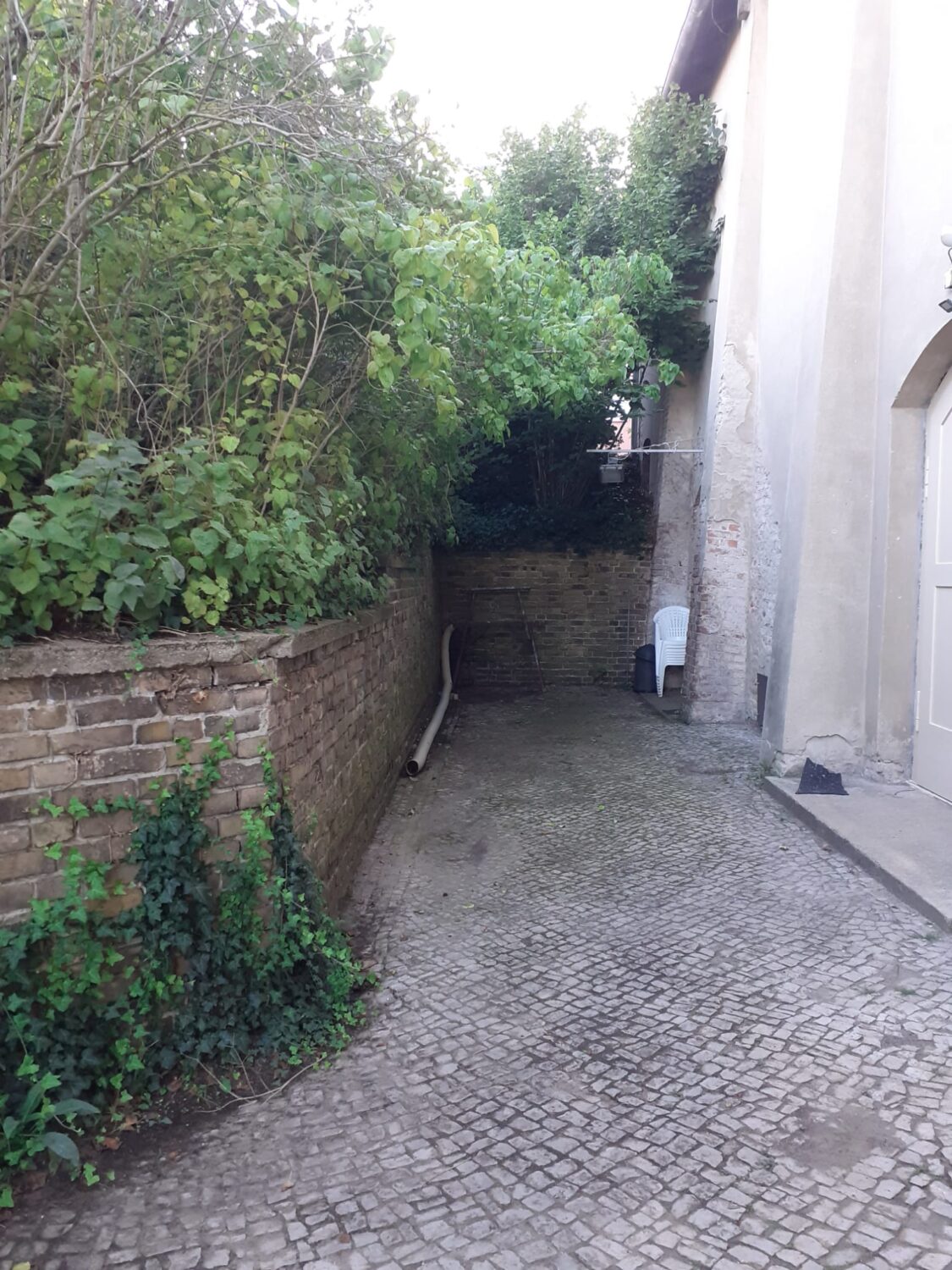 Aufgeräumte Ecke am Seiteneingang