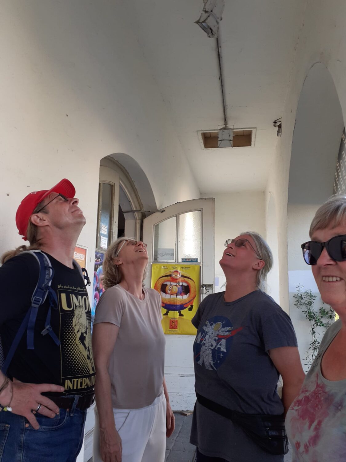 Holger, Anissa und Birgit schauen zur Scala-Decke am Eingang hoch